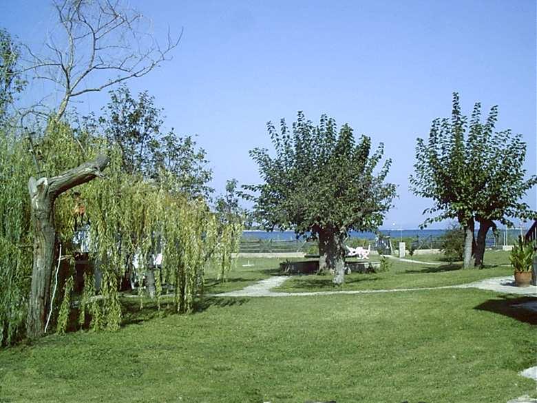 Blick über den Garten aufs Meer, östlich vom Haus stehend